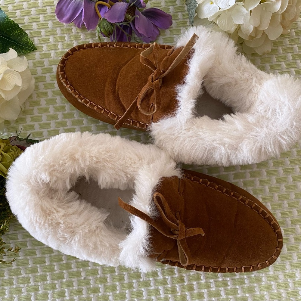UGG Australia Woman’s Moccasin Slip Ons - Picture 5 of 6